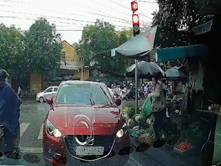 Nữ tài xế vô tư dừng xe ngược chiều tại đèn đỏ để tiện... mua rau