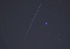 Xem vệ tinh Starlink của Elon Musk nối đuôi nhau bay trên bầu trời đêm