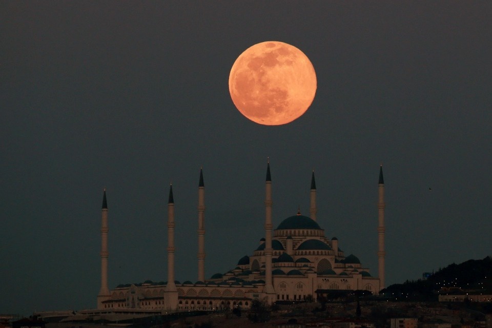 Hình ảnh 'siêu trăng giun' trên khắp thế giới