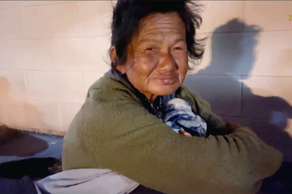 Thúy Nga khóc nghẹn khi thấy ca sĩ Kim Ngân ngủ bụi ở khu giặt ủi