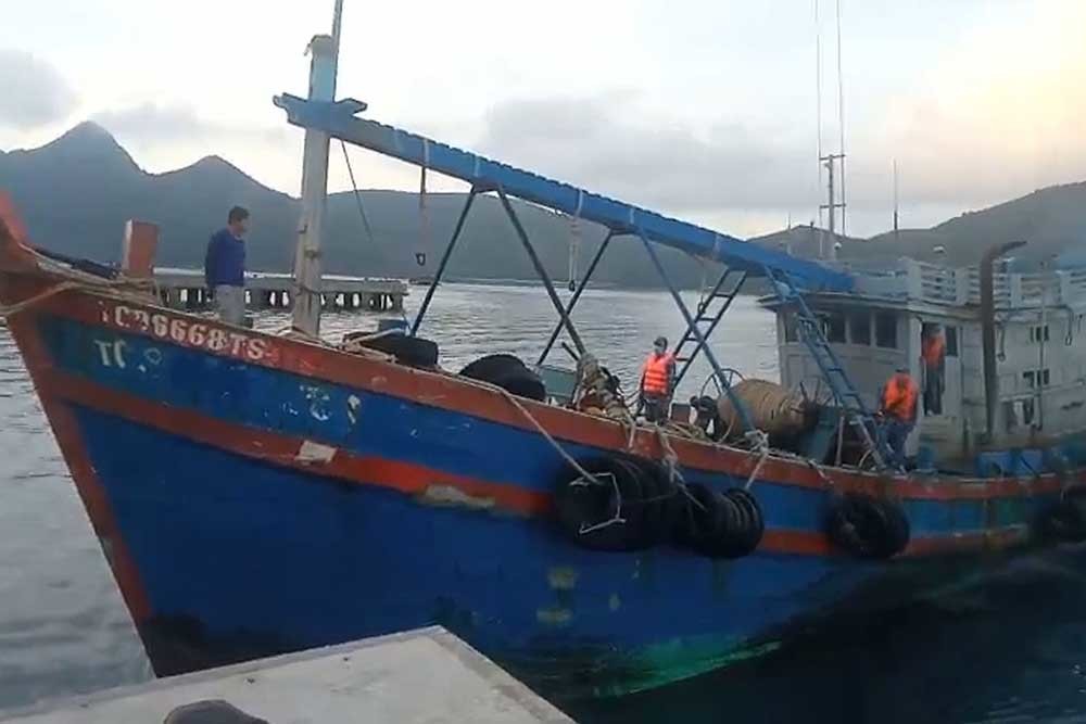 Bắt tàu chở 20.000 lít dầu không rõ nguồn gốc trên biển