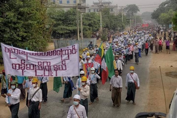 Bất chấp đổ máu, hàng nghìn người Myanmar vẫn xuống đường biểu tình