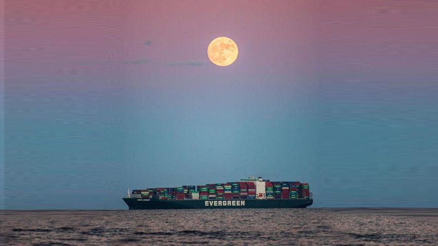 'Siêu trăng giun' góp phần giải cứu con tàu kẹt ở Suez