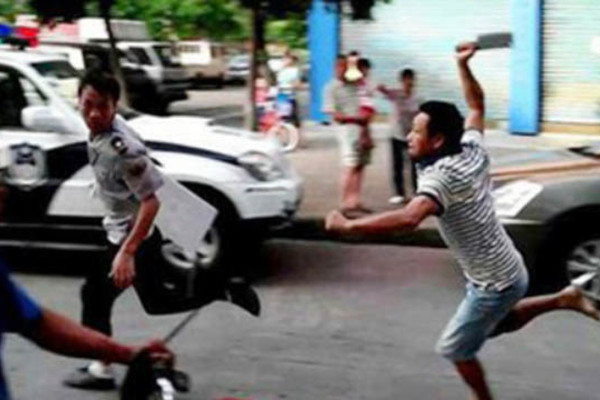 Thanh niên chém 3 người thân bị thương nặng ở Yên Bái