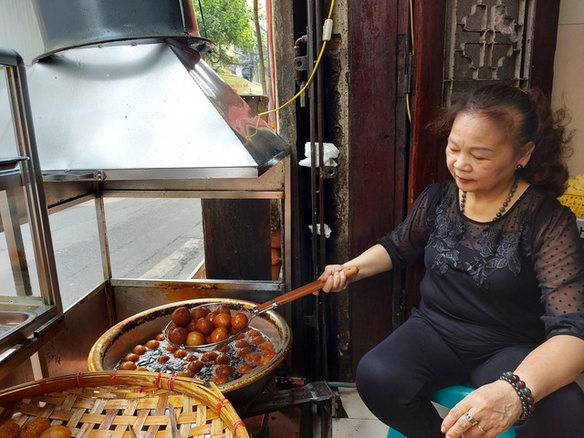 Quán bánh rán 3 thập kỷ ở Hà Nội, thu về 20 triệu mỗi ngày