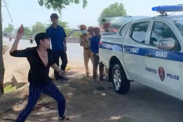 Nam thanh niên chửi bới, tấn công xe CSGT Bình Thuận