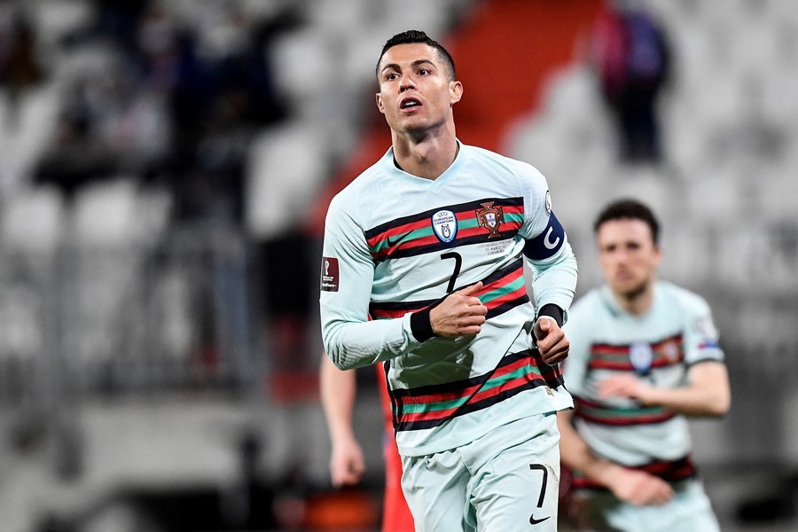 Ronaldo 'giải khát', Bồ Đào Nha chiếm ngôi đầu bảng