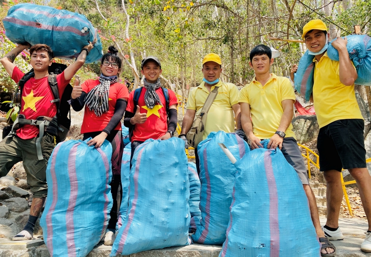 Bạn trẻ Tây Ninh luồn rừng, treo mình trên vách núi... để nhặt rác
