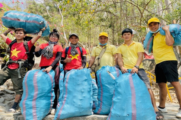 Bạn trẻ Tây Ninh luồn rừng, treo mình trên vách núi... để nhặt rác