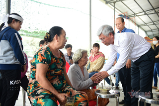 Lãnh đạo TP.HCM viếng thăm gia đình nạn nhân có 6 người tử vong trong vụ cháy