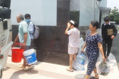 Mất nước 4 ngày liền, nghìn hộ dân ở Sài Gòn 'đảo lộn' giữa mùa nóng