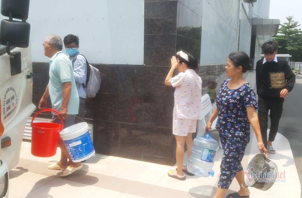 Mất nước 4 ngày liền, nghìn hộ dân ở Sài Gòn 'đảo lộn' giữa mùa nóng
