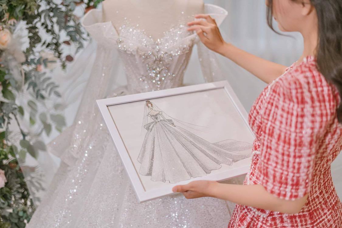 Khoảnh khắc Viên Minh chính thức trở thành vợ Công Phượng diện trên mình  bộ váy cưới trắng tinh khôi khoác tay cha bước vào lễ đường