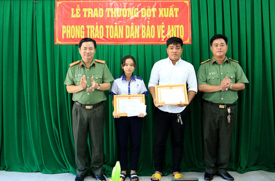 Đại tá Đinh Văn Nơi thưởng nóng cho nữ sinh lớp 9 tham gia bắt trộm