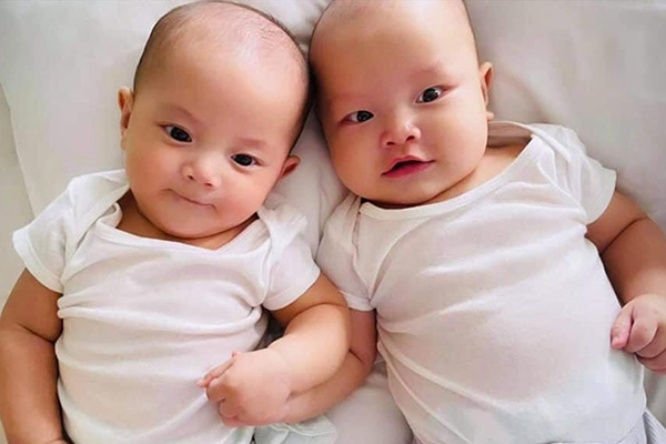 Cặp song sinh của Hồ Ngọc Hà - Kim Lý biểu cảm đáng yêu