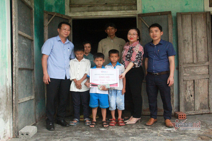 VietnamNet trao gần 60 triệu đồng cho 3 cháu mồ côi ở Quảng Bình