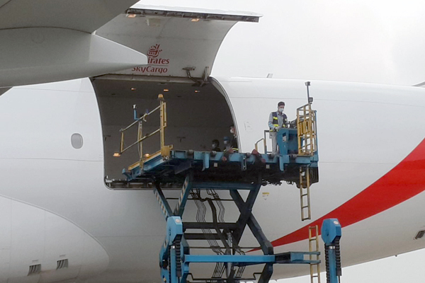 Việt Nam nhận hơn 800.000 liều vắc xin đầu tiên từ Covax