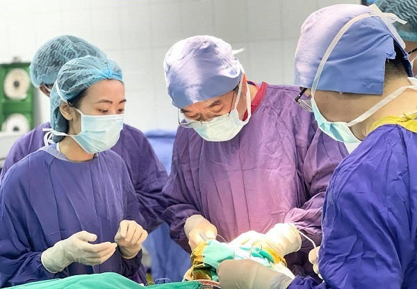 Người phụ nữ vượt qua cửa tử dù bị mảnh gỗ đâm xuyên mắt, sọ não