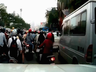 Nam sinh bỏ xe máy lao vào đỡ người phụ nữ ngã sát bánh xe 16 chỗ