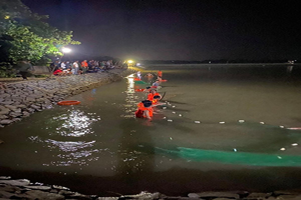 Giăng lưới tìm kiếm nam sinh lớp 9 tử vong dưới hồ điều hòa