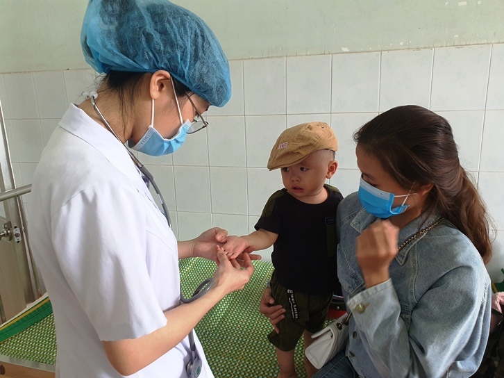Bệnh tay chân miệng bùng phát mạnh ở Quảng Nam, Quảng Ngãi