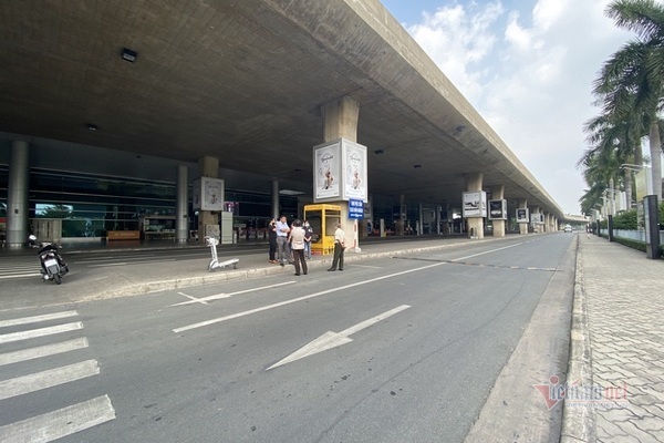 Sân bay Tân Sơn Nhất bố trí làn cho taxi công nghệ đón khách ở ga quốc tế