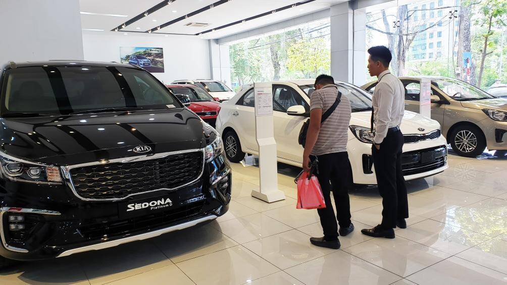 Car dealers begin clearance sales, reduce prices by up to VND100 million