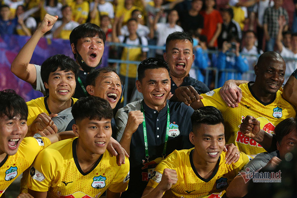 HAGL ẵm loạt giải thưởng tháng V-League