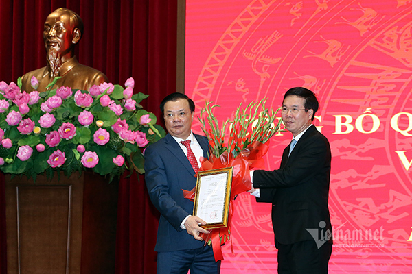 Trao quyết định phân công ông Đinh Tiến Dũng làm Bí thư Hà Nội