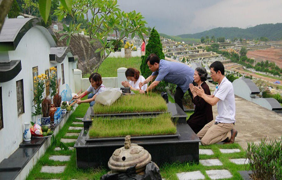 Tết Thanh Minh là ngày lễ truyền thống của người Việt Nam, là dịp để tri ân và cúng bái ông bà tổ tiên. Hình ảnh rực rỡ, tươi sáng và đầy tâm linh của tổ tiên sẽ khiến bạn cảm nhận được tình cảm sâu sắc, hiếu khách của những người con đất Việt. Hãy vào để khám phá ngay lễ hội đầy nghi lễ và ý nghĩa này!