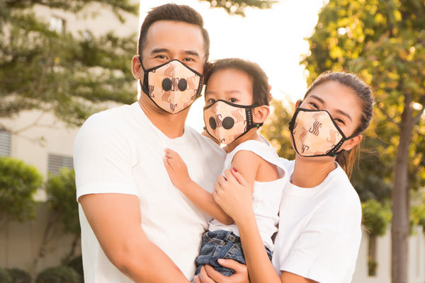 Thuý Diễm, Lương Thế Thành phối đồ sành điệu với khẩu trang