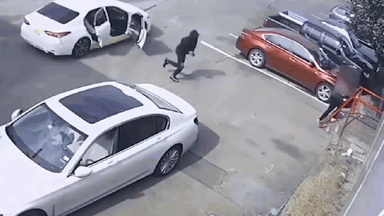 Cướp tấn công cô gái vừa rời khỏi ngân hàng