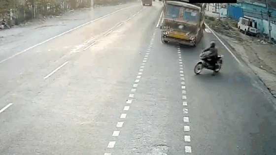 Hai xe tải đấu đầu kinh hoàng vì người lái xe máy ẩu