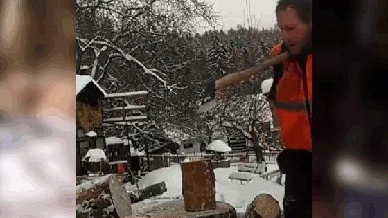 Người đàn ông không tay bổ củi bằng cằm