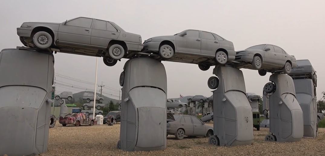 Thái Lan: 80 xe ô tô xếp chồng nhau tái hiện bãi đá cổ Stonehenge