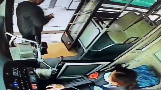 Tu cạn chai rượu để được lên xe buýt