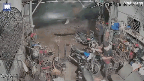 Xe tải chở gạo bị lật ở Tiền Giang lên báo Anh