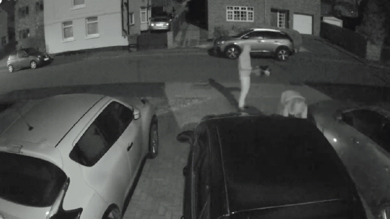 Bịt mặt dội xăng đốt 3 ô tô