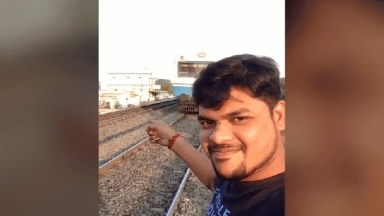 Quay video 'sống ảo' bị tàu hỏa đâm