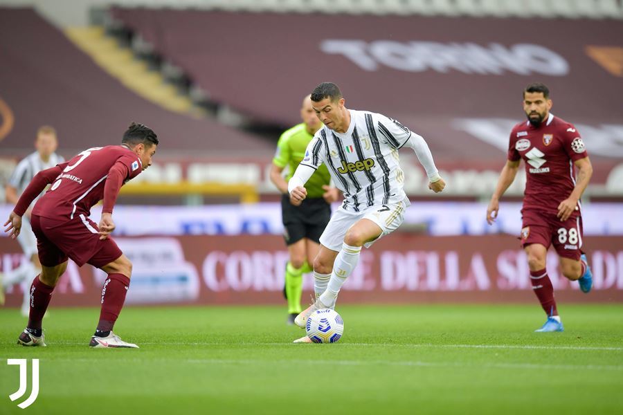 Ronaldo giúp Juventus thoát thua