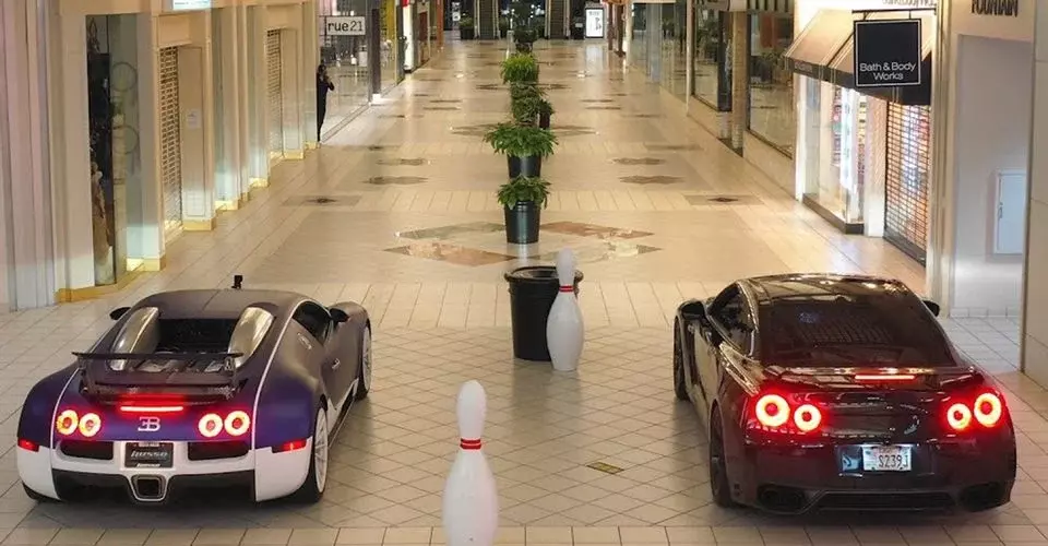 Bugatti đua tốc độ với Nissan GT-R ngay trong trung tâm thương mại gây sốt
