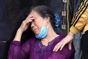 Người mẹ đau đớn mất cả con lẫn cháu trong vụ cháy trên phố Tôn Đức Thắng