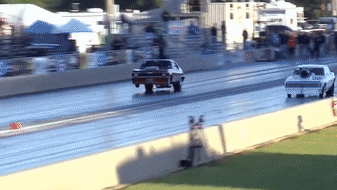 Ô tô bị gió thổi bay lên trời khiến nhiều người thót tim