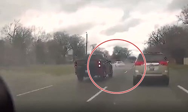 Tình huống bất ngờ khi vượt, ô tô mất lái suýt 'đấu đầu'