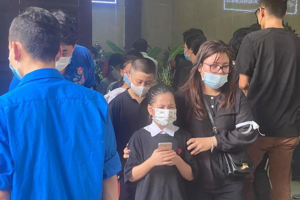 Đám tang đẫm nước mắt của gia đình 4 người tử vong trên phố Tôn Đức Thắng