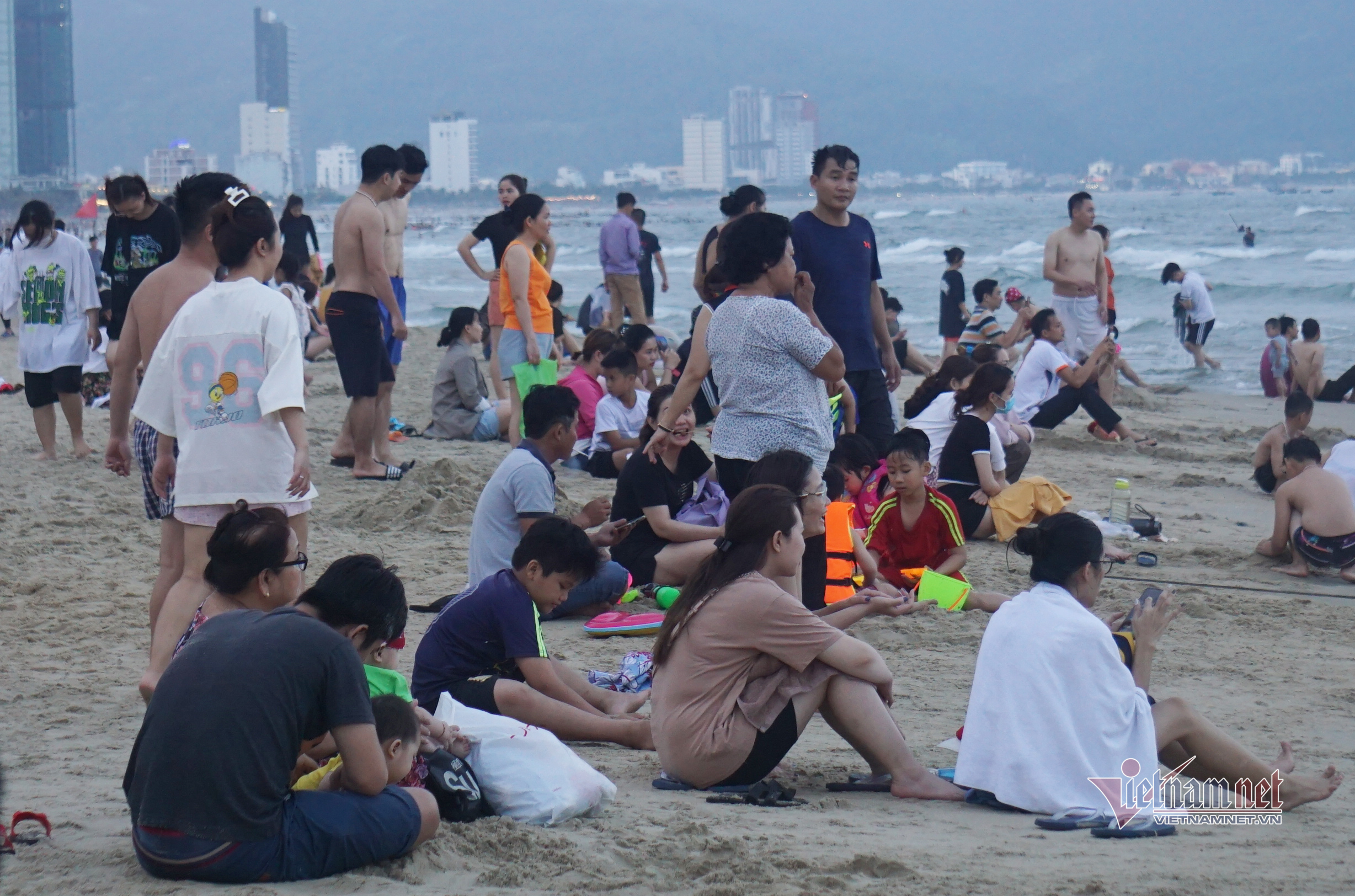 Bãi biển ở Đà Nẵng đông nghịt du khách ngày cuối tuần