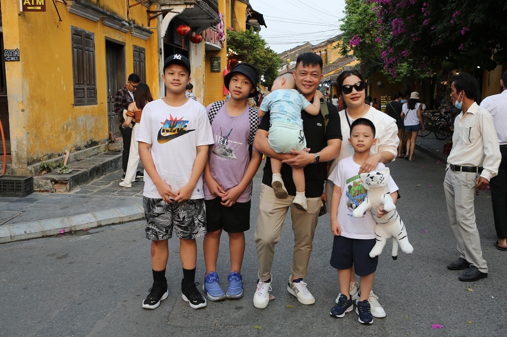 Tổ ấm hạnh phúc của MC Trần Quang Minh bên vợ đảm và 4 con trai
