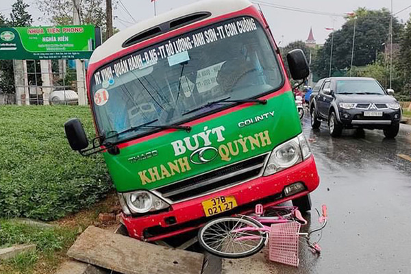 Xe buýt gây tai nạn liên hoàn, tông tử vong bé gái lớp 5 đi xe đạp