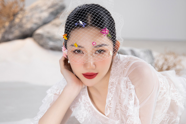 Thuý Ngân đánh dấu tuổi mới bằng bộ ảnh gợi cảm