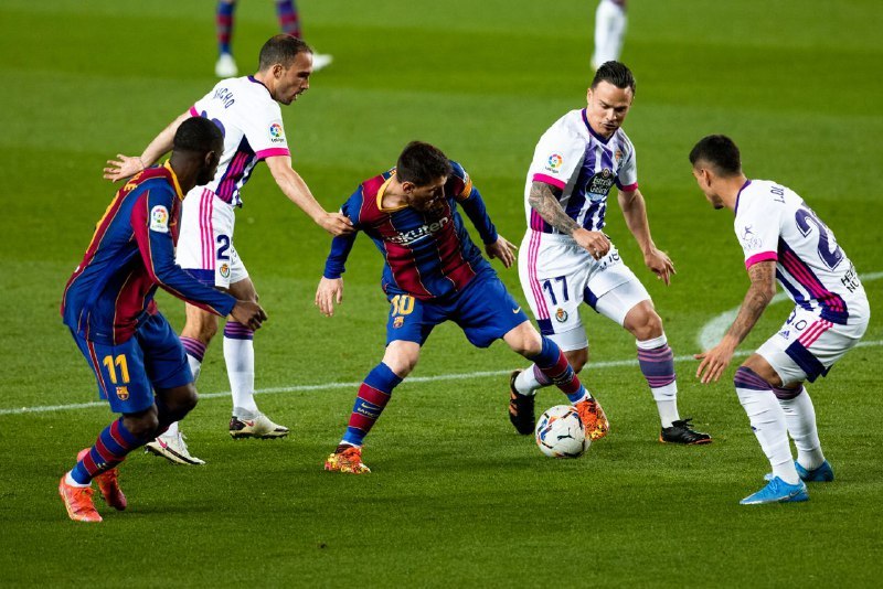 Thắng nhờ trọng tài, Barca hâm nóng Siêu kinh điển